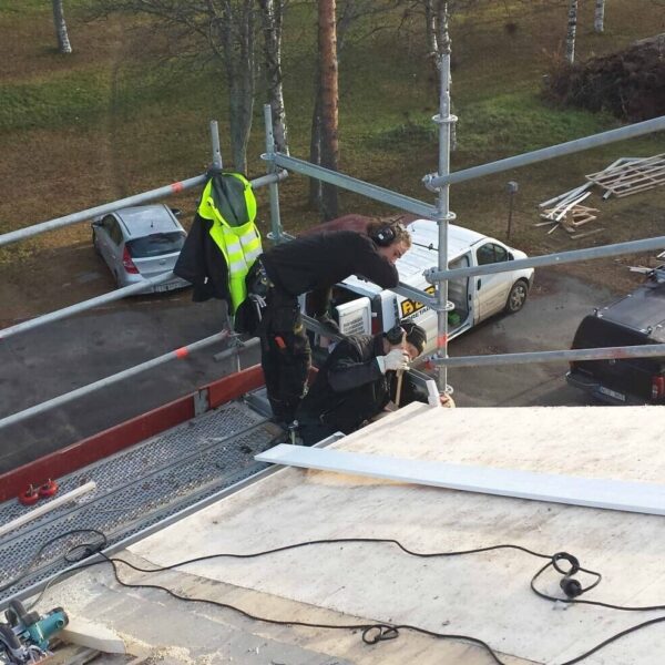 Byggföretaget Umeå utför takkonstruktion på en byggarbetsplats i Gimonäs, nära Strömpilen och Ålidhem i Umeå. Våra professionella byggarbetare arbetar på ställningar för att säkerställa en hållbar och säker takinstallation. Kontakta oss för skräddarsydda bygglösningar i Västerbotten!