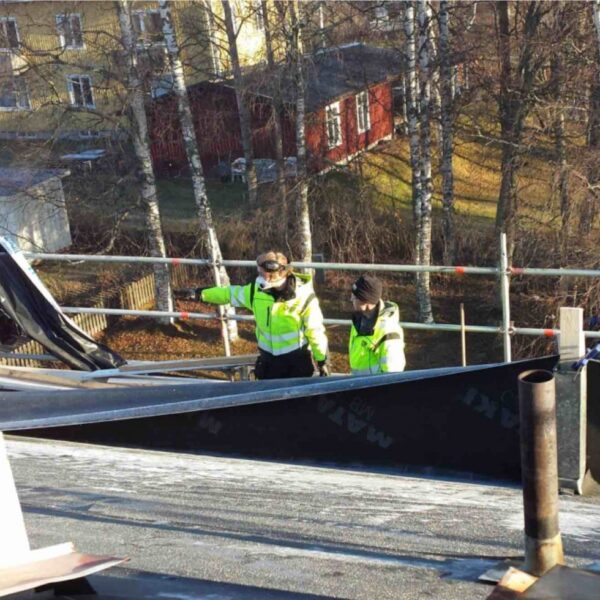 Byggföretaget Umeå utför takläggning på en hyresrätt i Gimonäs, Umeå. Våra byggarbetare planerar nästa steg i bygget på ställningar för att säkerställa en hållbar och säker takrenovering. Kontakta oss för skräddarsydda bygglösningar i Västerbotten!